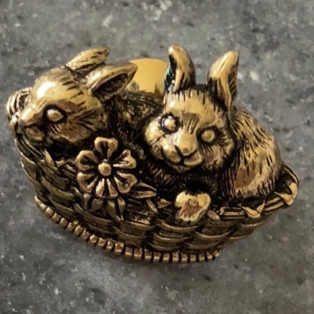 Vintage‎ Avon Gold Tone Basket Of Love Easter Basket Bunny Lapel Pin Brooch
